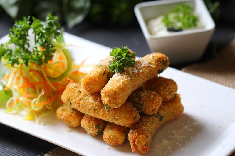 Garlic breadsticks with marinara dipping sauce