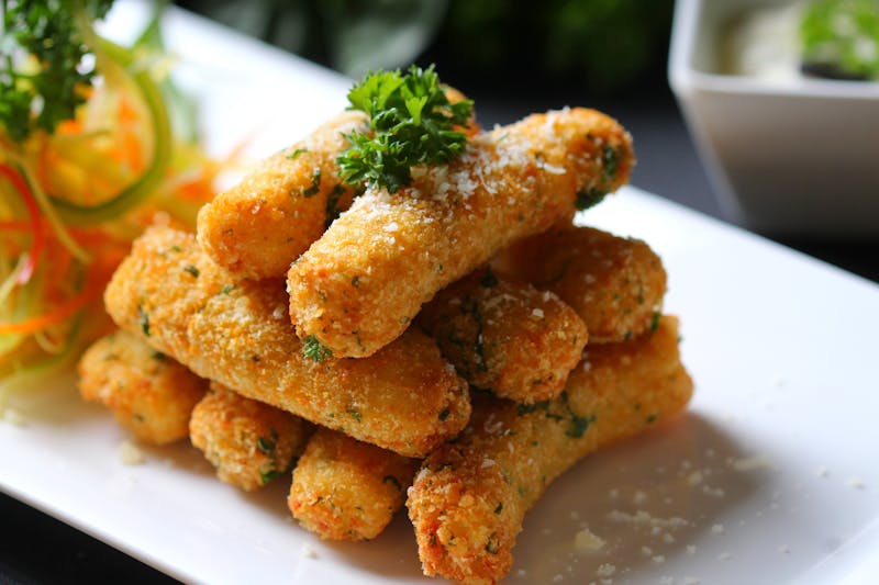 Golden mozzarella sticks with marinara dipping sauce